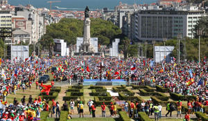 La 'Colina del Encuentro', uno de los escenarios del programa de la JMJ, donde fieles católicos se congregan para asistir a la ceremonia de acogimiento.