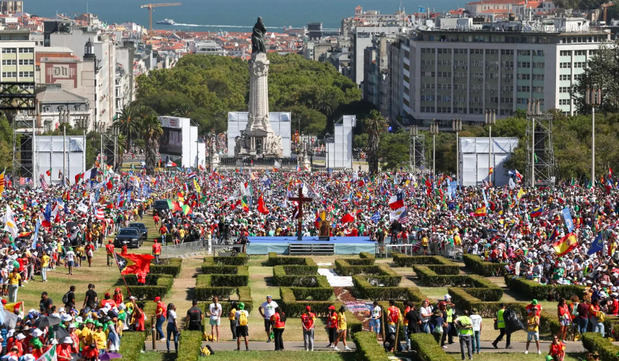 La 'Colina del Encuentro', uno de los escenarios del programa de la JMJ, donde fieles católicos se congregan para asistir a la ceremonia de acogimiento.