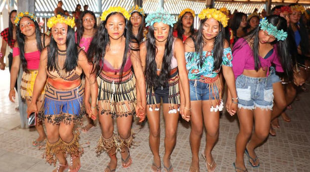 Miembros de la comunidad mapuera, en Brasil, realizan un baile tradicional.