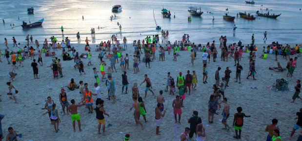 Turistas en la playa de Haad Rin durante la fiesta de la luna llena en la isla de Koh Phangan, en el sur de Tailandia. 