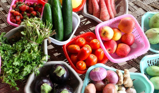 Frutas y verduras frescas preparadas para cocinar.