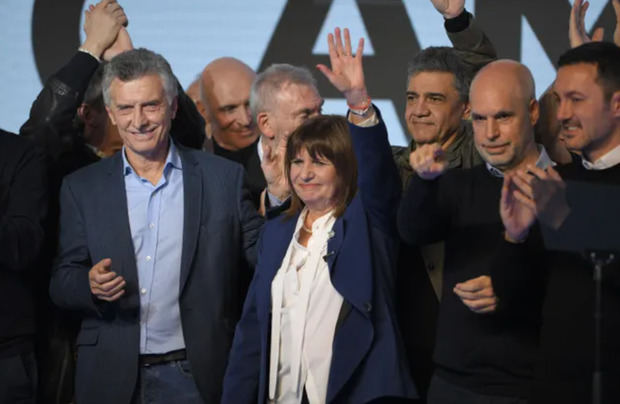 La ganadora de las Paso de Juntos por el Cambio, Patricia Bullrich, junto al ex presidente Mauricio Macri y al ex precandidato Horacio Rodríguez Larreta.