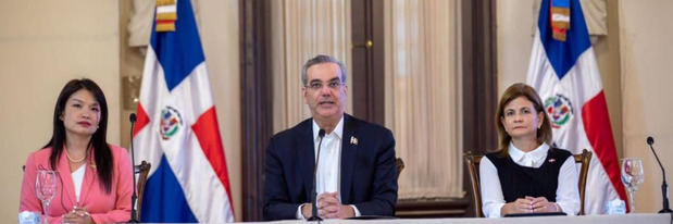 Luis Abinader junto a la vicepresidenta Raquel Arbaje.