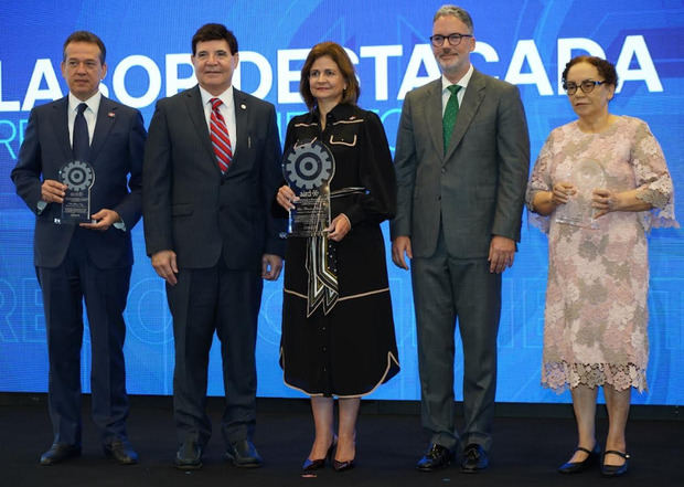 Reconocimiento a la vicepresidenta de la República, Raquel Peña, Miriam German Brito y Ito Bisonó. 