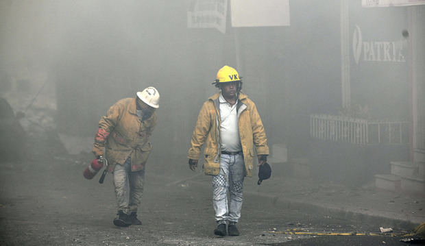 El personal de bomberos trabajó largas horas para poder sofocar el fuego en la zona de comercios de San Cristóbal.