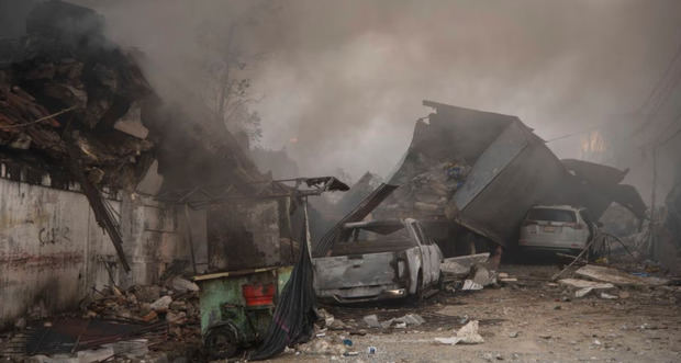 Vehículos destruidos y escombros después de una fuerte explosión, el lunes 14 de agosto de 2023, en San Cristóbal.