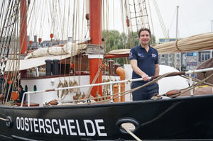 Stewart McPherson, director del proyecto para formar ecologistas Darwin200, a bordo del Beagle en su llegada a Plymouth.