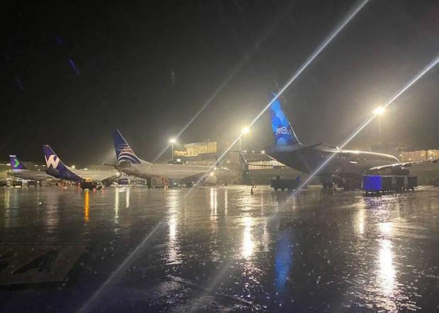 Cierre de varios aeropuertos ante la proximidad de la tormenta Franklin.