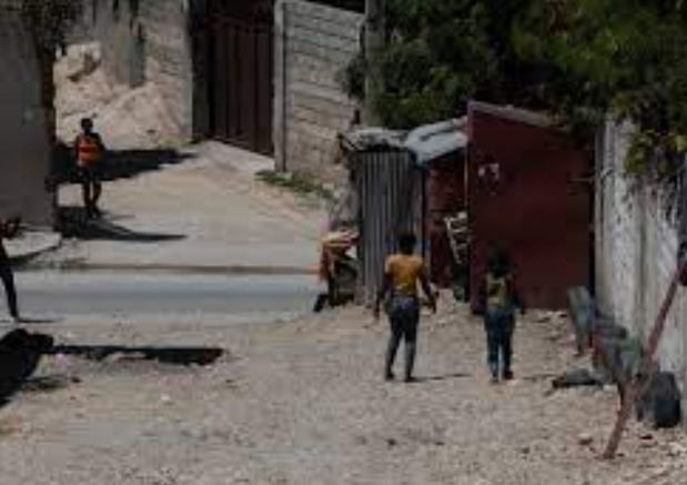 Personas caminan cerca a una iglesia, donde el sábado pasado comenzó una manifestación que terminó en una matanza de decenas de personas a manos de bandas armadas.