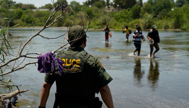 En 2022, más de 2.100 extranjeros fueron retenidos por traficantes de migrantes, según informó el Instituto Nacional de Migración mexicano en un comunicado.