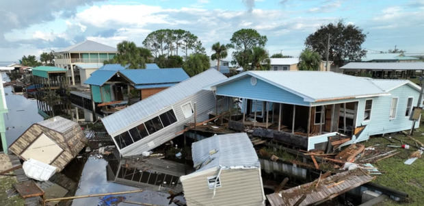 Vista de una propiedad dañada después de la llegada del huracán Idalia a Horseshoe Beach, Florida.
