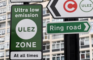 Fotografía de archivo en la que se registraron varios carteles que anuncian una zona de ultra bajas emisiones (ULEZ) en Londres.