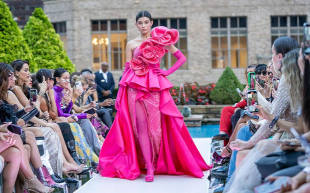 Diseñadores mexicanos se toman la pasarela en la Semana de la Moda de Nueva York.