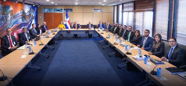 Gobernador Valdez Albizu recibe misión del Artículo IV del FMI para analizar desempeño de la economía