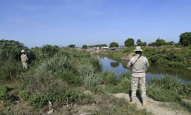 Militares vigilan la zona de la frontera donde se construye el canal en el río Masacre entre Haití y República Dominicana.