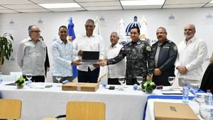 Ministerio de Interior y Policía recibe equipos del MINERD para escuela de entrenamiento policial