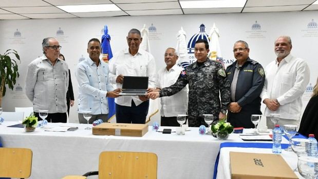 Jesús Vásquez, Ministro de Interior y Policía recibe los equipos del MINERD.