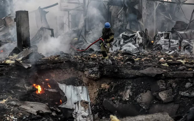 Miembros del servicio de rescate ucraniano trabajan en el lugar de un ataque con misiles en una zona residencial, en Kiev, Ucrania.