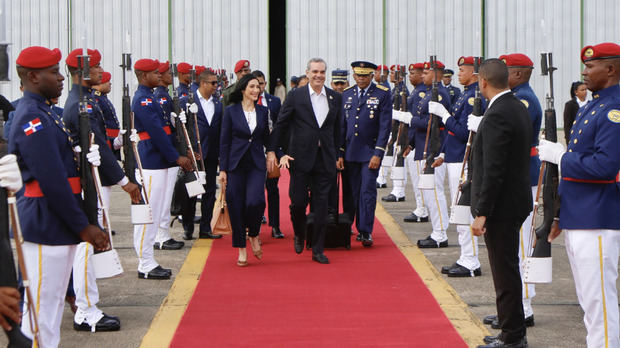 Luis Abinader, presidente de la República junto a la primera dama Raquel Arbaje.