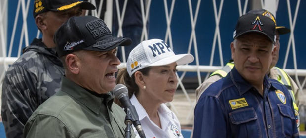El ministro de Interior y Justicia de Venezuela, Remigio Ceballos, al anunciar el desmantelamiento de la red criminal 'Tren de Aragua', frente al centro penitenciario Tocorón, en Tocorón (Aragua, Venezuela).