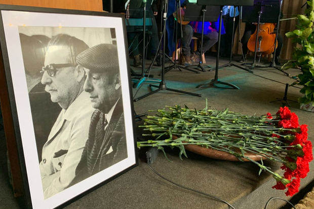 Fotografía donde se ve una imagen de Pablo Neruda con el presidente de Chile Salvador en un acto literario musical en Isla Negra (Chile).