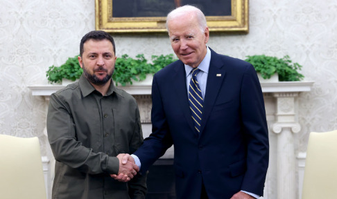 El presidente de Ucrania, Volodímir Zelenski, y el presidente de Estados Unidos, Joe Biden, se dan la mano durante una reunión bilateral en la Casa Blanca.