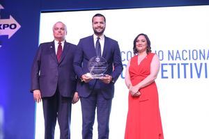 Competitividad gana la “Excelencia en Servicios al Sector Exportador”