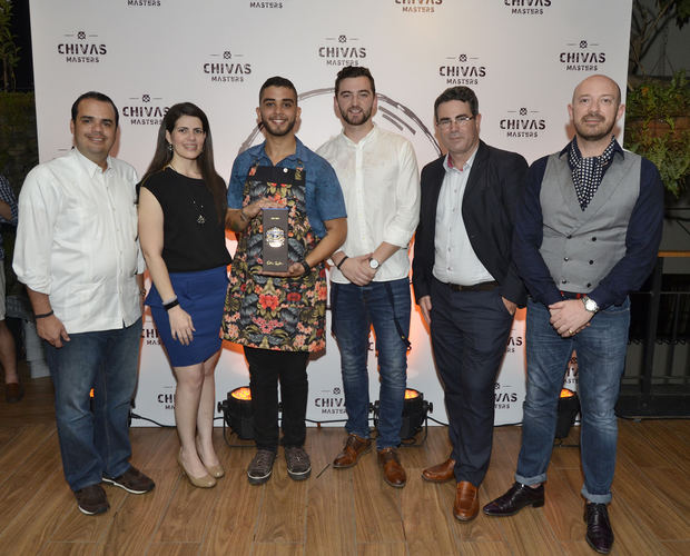 Julio Cesar Ruiz ganador de Chivas Masters República Dominicana, centro, le acompañan José Montero, Dashiel Duran, Callum O’Donnell, Laurent Schun y Max Warner