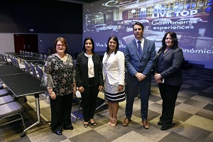 Gianell Peña Cabrera, Nancy Vásquez, Alexandra Orozco, Iván Cunillera y Kenia Muñoz.