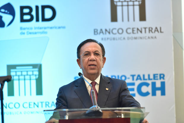 El gobernador Héctor Valdez Albizu señaló que las plataformas fintech están transformando la industria financiera.