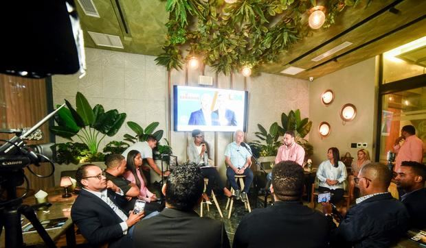 Senador Antonio Taveras en el encuentro con la prensa de Santo Domingo Este.