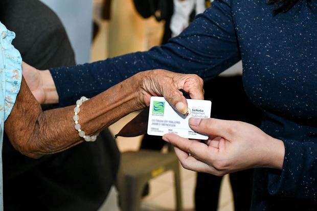 Entrega del carnet del Seguro médico en favor de los adultos mayores a nivel nacional.