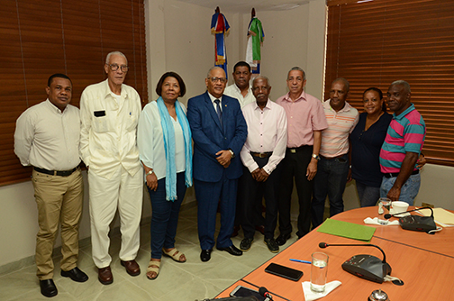 El gerente general del CNSS, Rafael Pérez Modesto recibe representantes del sector sindical.