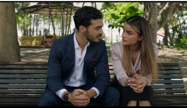 Shalim Ortiz y Clarisa Molina en una escena de Perdiendo el Juicio.