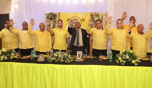 Miembros de la nueva directiva,durante el acto de juramentación.