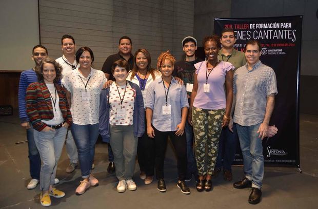 Jóvenes participantes en el Programa de Formación para Jóvenes Cantantes, junto al maestro,  Kamal Khan.