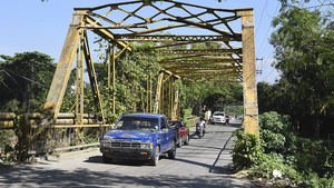 Obras Públicas cierra tránsito de vehículos pesados por el puente Sabaneta sobre río Camú en La Vega