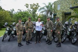 9-1-1 entrega 50 nuevas motocicletas y 200 terminales de radio al Ejército de la República