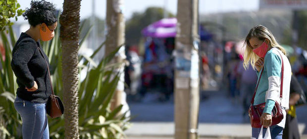 El COVID-19 ha dejado a muchas personas sin empleo. En la imagen, un vendedor ambulante en las calles de Brasilia, capital de Brasil.