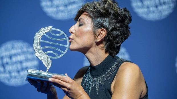 La periodista y escritora madrileña ha ganado esta noche el 72º Premio Planeta, dotado con un millón de euros, con la novela histórica 'Las hijas de la criada', la historia de una familia gallega de empresarios.