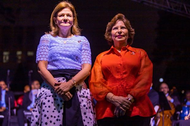  Vicepresidenta Raque Peña y a la Sra. Cruz Amalia Rodríguez, presidente Cementos Cibao.
