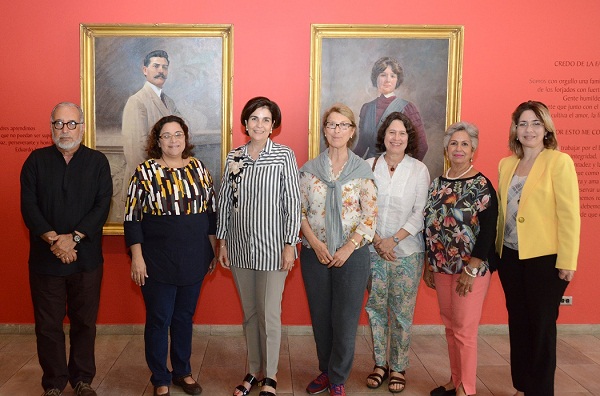 Suay Aksoy junto a ejecutivos del Centro León y representantes del de ICOM en Rep. Dom.