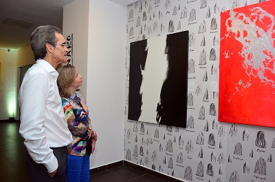 Susanne de Haché y Pedro Haché al momento que observan la muestra.