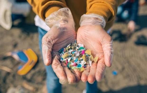 Los microplásticos, están en todas partes, incluso en nuestra agua potable, en la sal de mesa y en el aire que respiramos'.