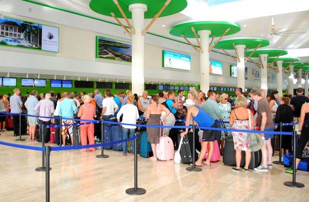 Imagen tomada esta tarde en el Aeropuerto Internacional de Punta Cana, tras la reanudación de las llegadas y partidas de vuelos tras el paso el Huracán María. 