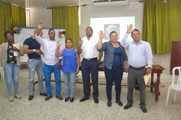 Momento en que toman juramento los integrantes del equipo de coordinación sobre cambio climático de las provincias Hermanas Mirabal y Duarte.