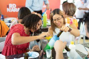 Taller de pintura de botellas.