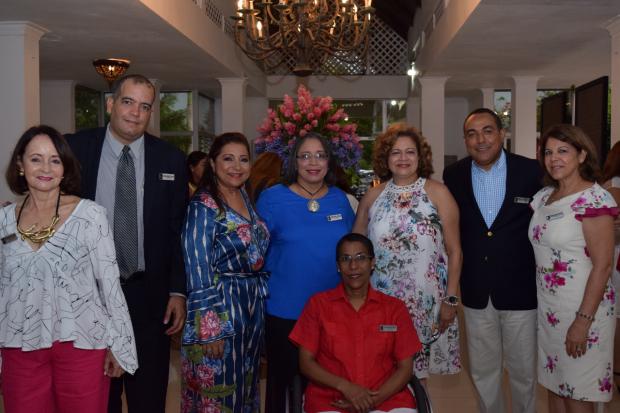 Ada Sang de González, Juan Carlos Rodríguez, María Palacios, Rosa María Cuesta, Marta Pelayo, Sofía de Reyes, Julio Cruz y Carmen Hernández.