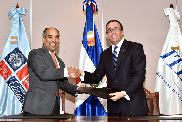 José Armando Tavárez, director del ITLA, y el ministro de Educación, Andrés Navarro