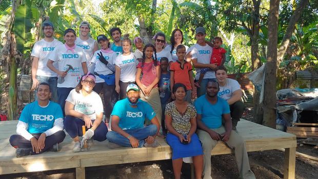 Directivos y voluntarios de Techo junto a comunitarios de zonas rurales.